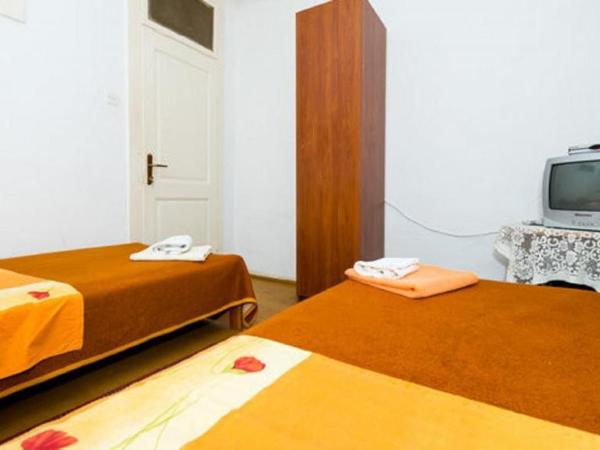 Rooms Kisic : photo 8 de la chambre chambre lits jumeaux avec salle de bains commune