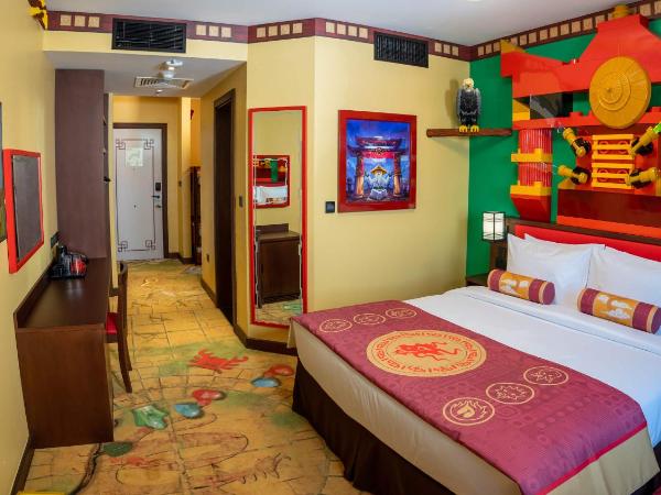 LEGOLAND Hotel Dubai : photo 2 de la chambre chambre axée sur le thème de ninjago avec accès gratuit au parc, petit-déjeuner, ateliers créatifs, chasse au trésor en chambre et activités pour enfants.