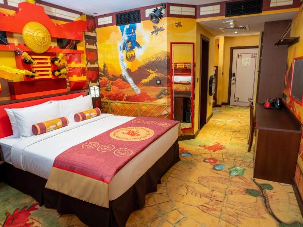 LEGOLAND Hotel Dubai : photo 1 de la chambre chambre entièrement axée sur le thème de ninjago avec accès gratuit au parc, petit-déjeuner, ateliers créatifs, chasse au trésor en chambre et activités pour enfants.