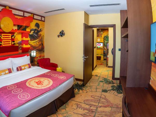LEGOLAND Hotel Dubai : photo 1 de la chambre suite familiale entièrement axée sur le thème de ninjago avec accès gratuit au parc, petit-déjeuner, ateliers créatifs, chasse au trésor en chambre et activités pour enfants.