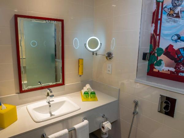LEGOLAND Hotel Dubai : photo 4 de la chambre suite familiale entièrement axée sur le thème de ninjago avec accès gratuit au parc, petit-déjeuner, ateliers créatifs, chasse au trésor en chambre et activités pour enfants.