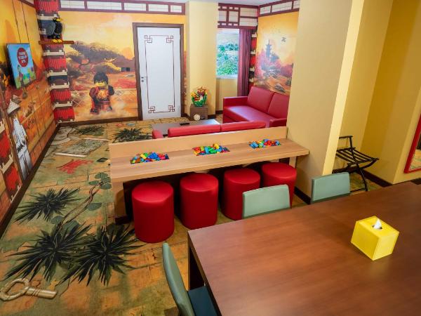 LEGOLAND Hotel Dubai : photo 2 de la chambre suite familiale entièrement axée sur le thème de ninjago avec accès gratuit au parc, petit-déjeuner, ateliers créatifs, chasse au trésor en chambre et activités pour enfants.