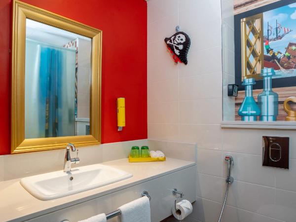 LEGOLAND Hotel Dubai : photo 3 de la chambre chambre axée sur le thème des pirates avec accès gratuit au parc, petit-déjeuner, ateliers créatifs, chasse au trésor en chambre et activités pour enfants.
