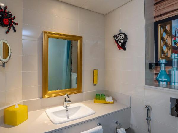 LEGOLAND Hotel Dubai : photo 3 de la chambre chambre entièrement axée sur le thème des pirates avec accès gratuit au parc, petit-déjeuner, ateliers créatifs, chasse au trésor en chambre et activités pour enfants.