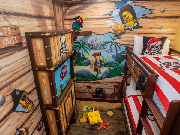 LEGOLAND Hotel Dubai : photo 2 de la chambre chambre entièrement axée sur le thème des pirates avec accès gratuit au parc, petit-déjeuner, ateliers créatifs, chasse au trésor en chambre et activités pour enfants.