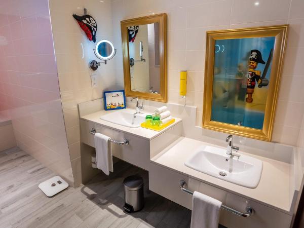 LEGOLAND Hotel Dubai : photo 4 de la chambre suite familiale entièrement axée sur le thème des pirates avec accès gratuit au parc, petit-déjeuner, ateliers créatifs, chasse au trésor en chambre et activités pour enfants.