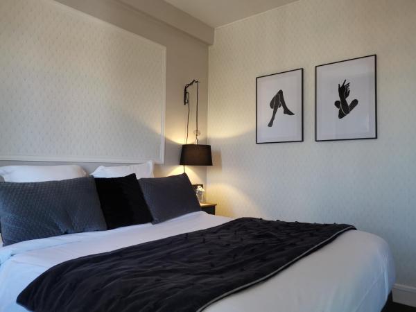 Hôtel Le Boeuf Couronné Chartres - Logis Hotels : photo 7 de la chambre chambre double confort - vue sur cathédrale
