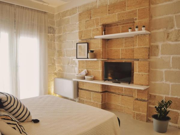 ADELE E IL DUCA Bed and Breakfast : photo 2 de la chambre chambre lit queen-size - vue sur jardin