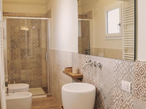 ADELE E IL DUCA Bed and Breakfast : photo 7 de la chambre chambre lit queen-size - vue sur jardin