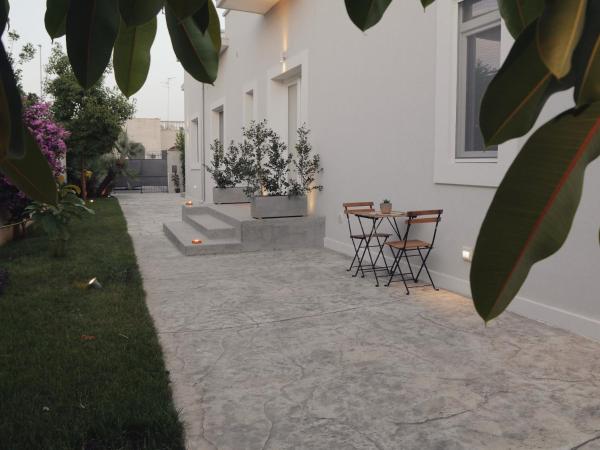 ADELE E IL DUCA Bed and Breakfast : photo 9 de la chambre chambre lit queen-size - vue sur jardin