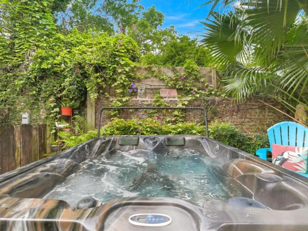 Historic Inn in the Marigny, blocks to French Quarter : photo 6 de la chambre chambre lit king-size deluxe