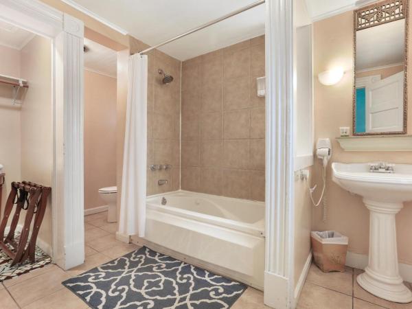 Historic Inn in the Marigny, blocks to French Quarter : photo 2 de la chambre chambre lit king-size deluxe