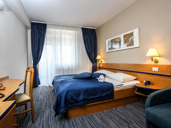 Hotel Dražica - Hotel Resort Dražica : photo 1 de la chambre chambre double avec balcon
