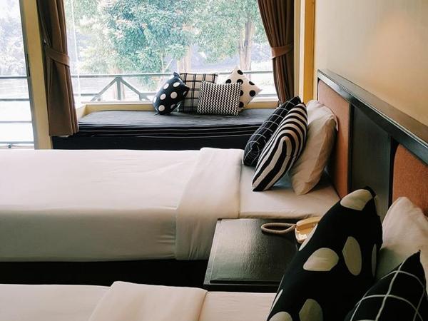 Aekpailin River Kwai Resort : photo 10 de la chambre chambre lits jumeaux supérieure avec vue sur la rivière