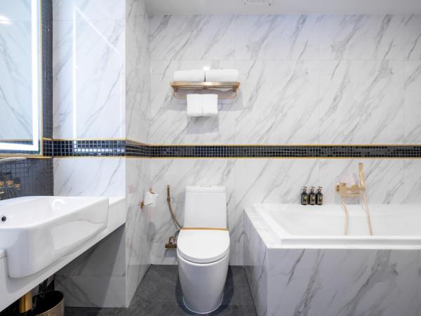 Ratri Hotel Phuket Old Town : photo 6 de la chambre chambre lit king-size premium