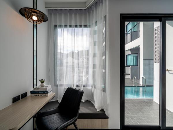 Ratri Hotel Phuket Old Town : photo 2 de la chambre hébergement lit king-size de luxe avec accès à la piscine