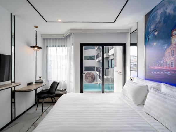 Ratri Hotel Phuket Old Town : photo 3 de la chambre hébergement lit king-size de luxe avec accès à la piscine