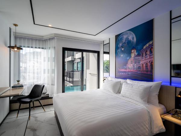Ratri Hotel Phuket Old Town : photo 1 de la chambre hébergement lit king-size de luxe avec accès à la piscine