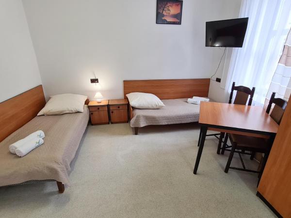 CKS Wrocław - Centrum Konferencyjno-Szkoleniowe CS Natura Tour : photo 1 de la chambre chambre double avec salle de bains privative