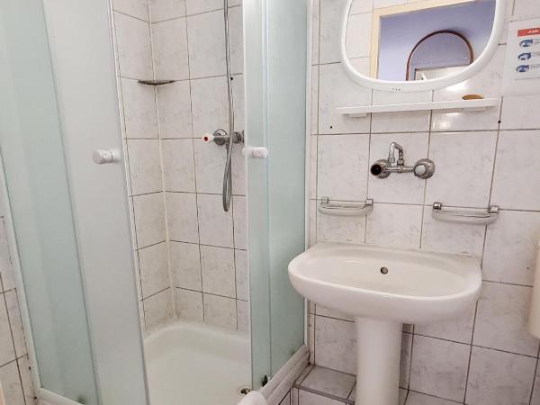 CKS Wrocław - Centrum Konferencyjno-Szkoleniowe CS Natura Tour : photo 2 de la chambre chambre double avec salle de bains privative