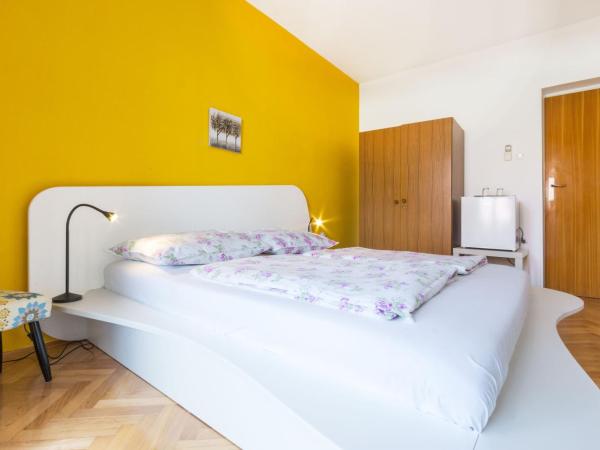 Guest House Marica : photo 9 de la chambre chambre double avec salle de bains séparée