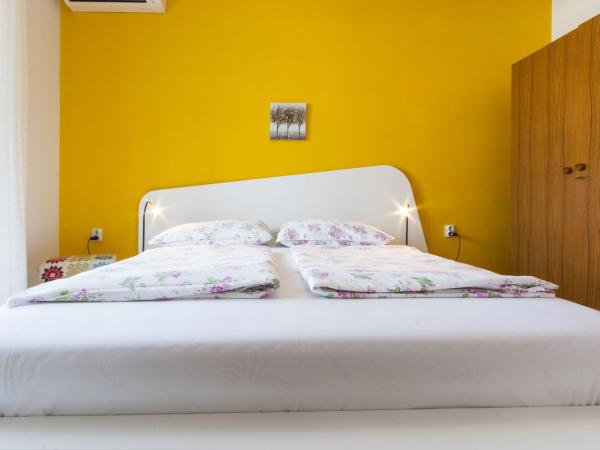 Guest House Marica : photo 8 de la chambre chambre double avec salle de bains séparée