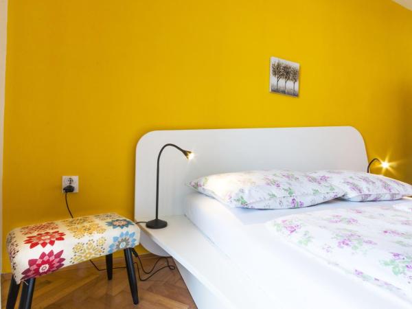 Guest House Marica : photo 7 de la chambre chambre double avec salle de bains séparée