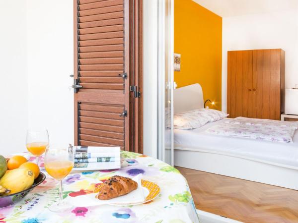 Guest House Marica : photo 6 de la chambre chambre double avec salle de bains séparée