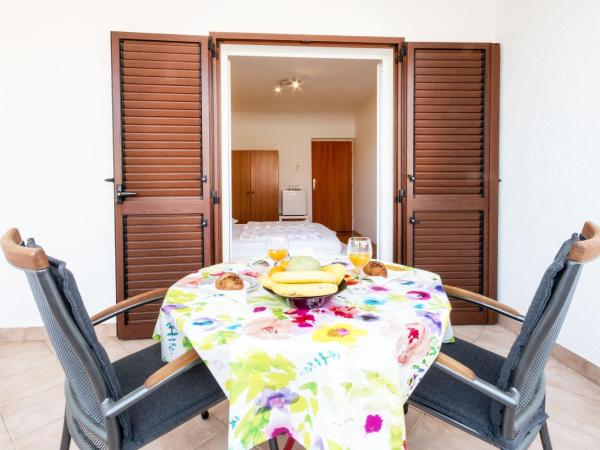 Guest House Marica : photo 5 de la chambre chambre double avec salle de bains séparée