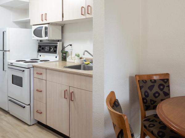 Robin Hood Inn and Suites : photo 9 de la chambre suite lit queen-size 1 chambre