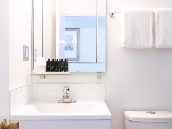 Robin Hood Inn and Suites : photo 1 de la chambre suite lit queen-size 1 chambre