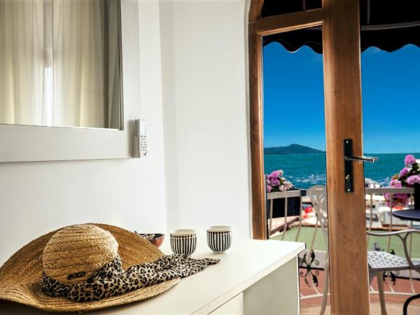 Liman Hotel Gümüslük - Adult Only : photo 1 de la chambre chambre double avec balcon - vue sur mer