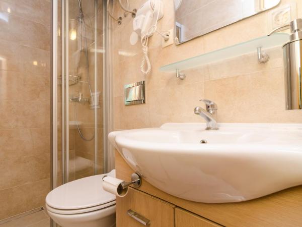 Eddie's Sea View Rooms Old Town : photo 8 de la chambre small double room with hill view