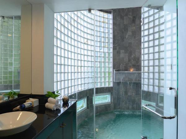 Hilltop Wellness Resort : photo 7 de la chambre chambre lit king-size avec baignoire spa