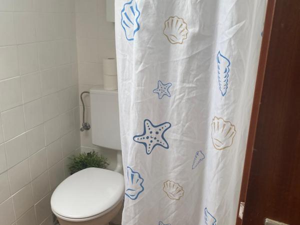 Pension Pagalies : photo 9 de la chambre chambre lits jumeaux avec salle de bains privative