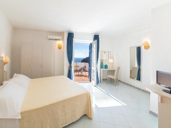 Hotel Grazia alla Scannella : photo 2 de la chambre chambre double deluxe avec balcon - vue sur mer