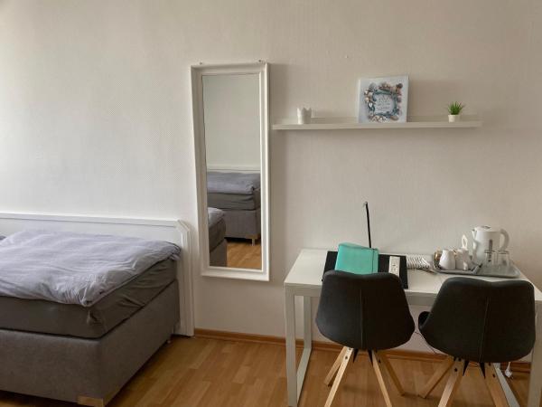 Pension Pagalies : photo 4 de la chambre chambre simple avec salle de bains extérieure privative