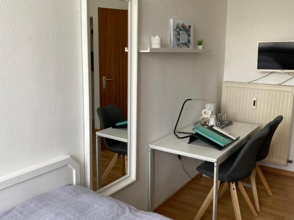 Pension Pagalies : photo 5 de la chambre chambre simple avec salle de bains extérieure privative