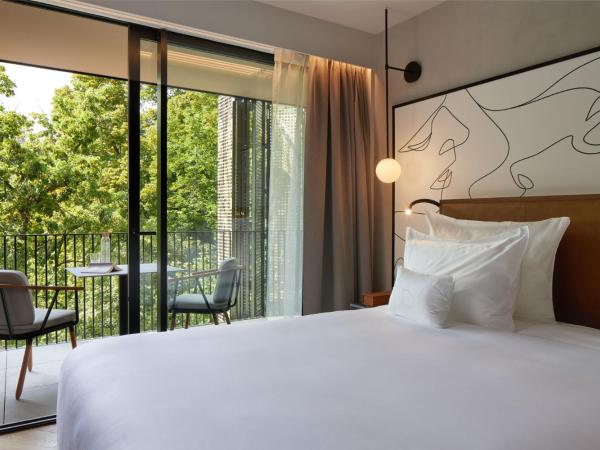 L'Esquisse Hotel & Spa Colmar - Mgallery : photo 9 de la chambre chambre lit king-size exécutive avec balcon - vue sur parc