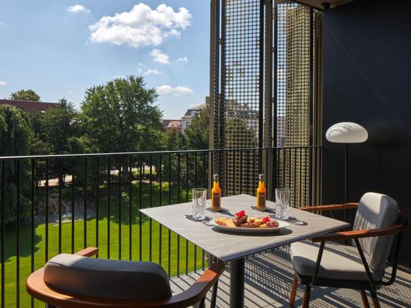 L'Esquisse Hotel & Spa Colmar - Mgallery : photo 3 de la chambre chambre lit king-size de luxe avec balcon - vue sur parc