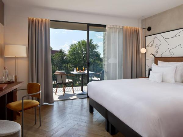 L'Esquisse Hotel & Spa Colmar - Mgallery : photo 2 de la chambre chambre lit king-size de luxe avec balcon - vue sur parc