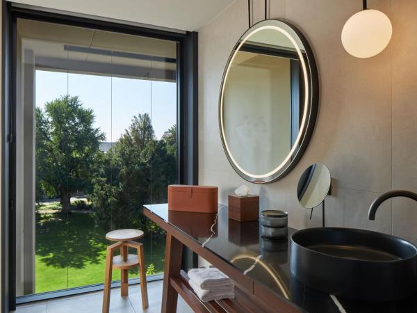 L'esquisse Hotel & Spa Colmar - MGallery : photo 6 de la chambre chambre lit king-size exécutive avec balcon