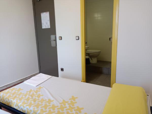 Alberg Barcelona Xanascat : photo 1 de la chambre chambre lits jumeaux avec salle de bains
