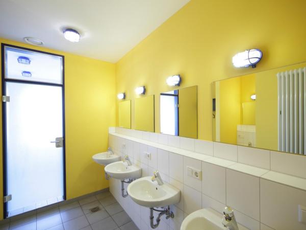 Bed'nBudget Expo-Hostel Dorms : photo 2 de la chambre chambre simple avec salle de bains commune