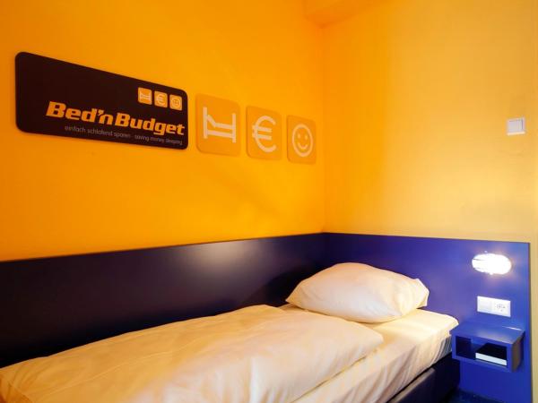 Bed'nBudget Expo-Hostel Dorms : photo 1 de la chambre chambre simple avec salle de bains commune