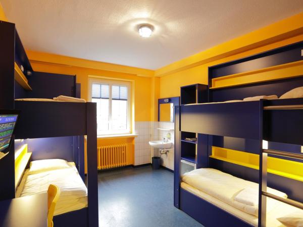 Bed'nBudget Expo-Hostel Dorms : photo 2 de la chambre chambre quadruple avec salle de bains commune