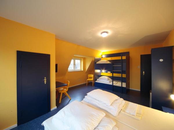 Bed'nBudget Expo-Hostel Dorms : photo 1 de la chambre chambre quadruple avec salle de bains commune