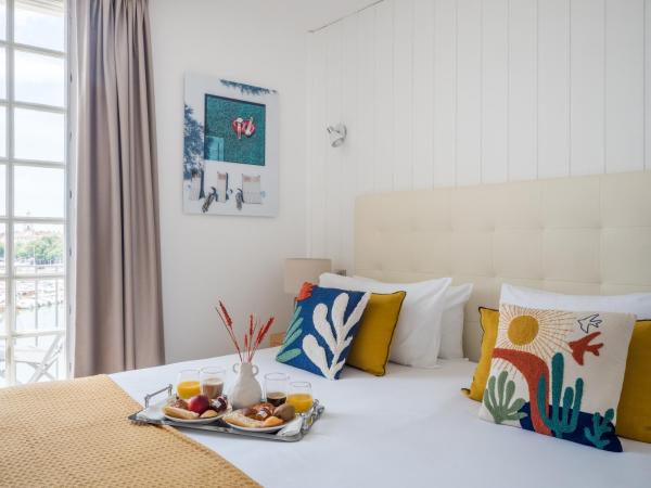 Tour de Nesle La Rochelle Vieux Port 3 etoiles : photo 3 de la chambre king room with sea view and balcony