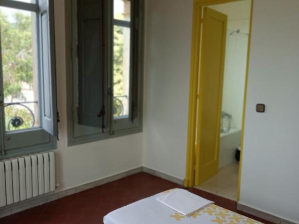 Alberg Barcelona Xanascat : photo 1 de la chambre chambre lits jumeaux avec baignoire