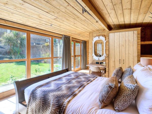 Clementine's Guest House : photo 2 de la chambre suite - vue sur jardin
